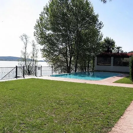 Sleeps 4 Pool Wifi Apartment
