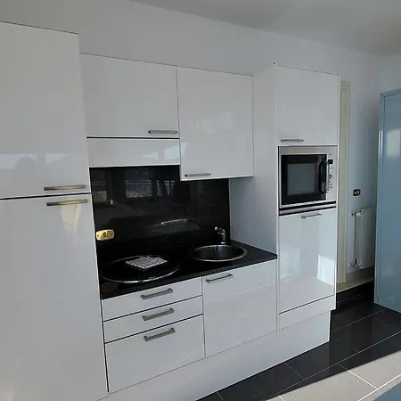 Sleeps 4 Pool Wifi Apartment
