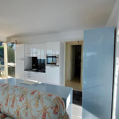 Sleeps 4 Pool Wifi Apartment *